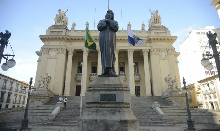 Alerj celebra 50 anos com visita teatralizada no Palácio Tiradentes