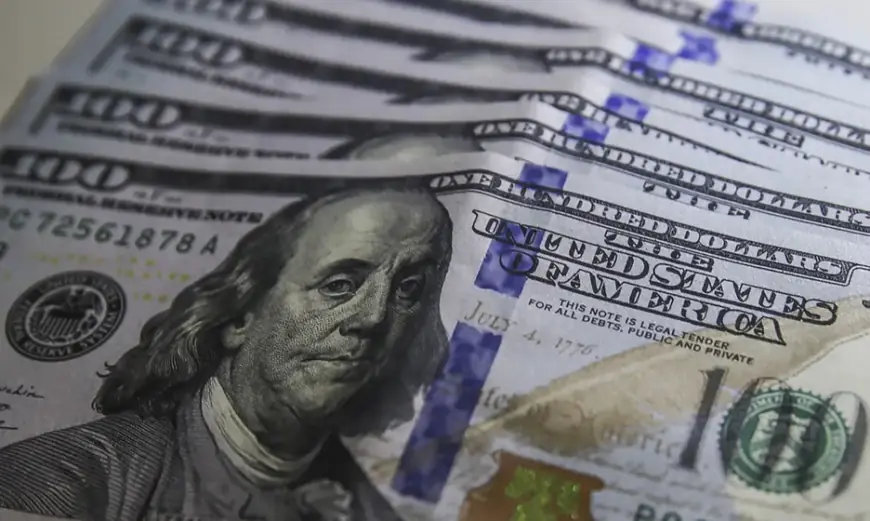 Dólar sobe para R$ 5,35 em meio a tensões com medida provisória