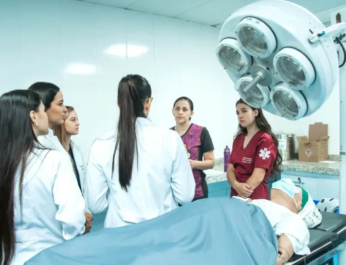 Medicina na UCP de Pedro Juan: estações de simulação clínica garantem excelência no preparo para o Revalida