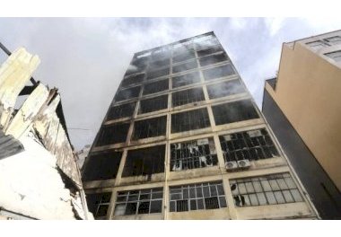 Incêndio já dura quatro dias e há risco de desabamento no centro de SP