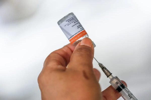 Baixo estoque de Coronavac ameaça vacinação de crianças de 3 a 5 anos