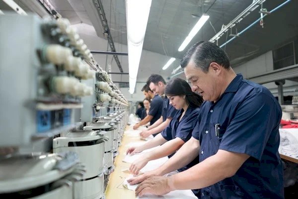 Indústria cresce em faturamento, emprego e salário, diz CNI