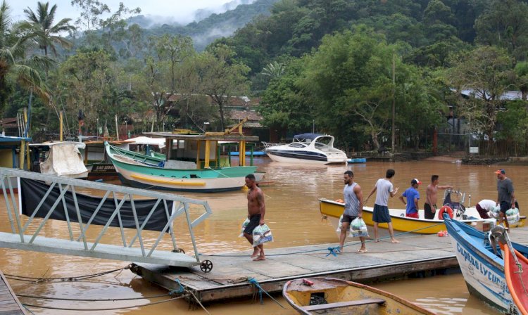 Moradores de São Sebastião estão sem água potável há quatro dias