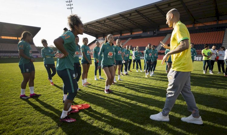 Com time completo, seleção feminina treina com apoio de Richarlison