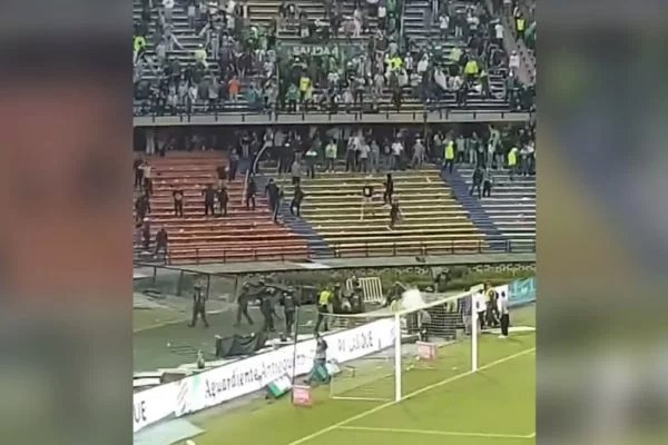 Jogo é adiado na Colômbia por confronto entre torcida e polícia