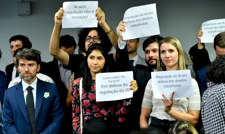 Debate sobre desinformação adia votação de projeto que regula IA