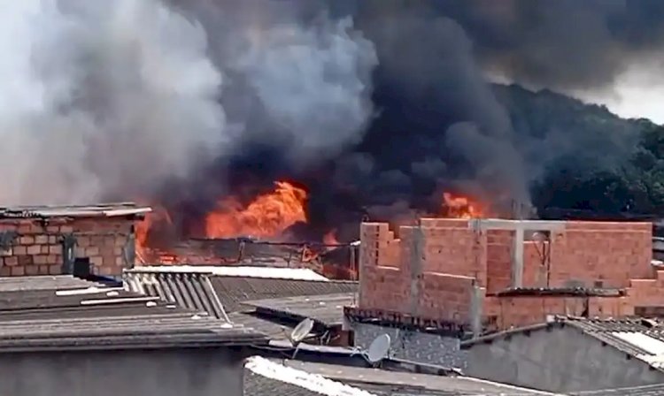 Incêndio de grandes proporções atinge Vila dos Pescadores, em Cubatão