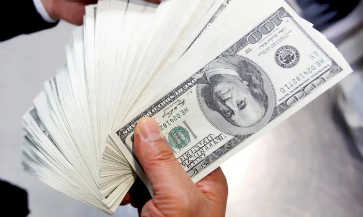 Dólar cai para R$ 5,70 com dados fracos dos EUA e ata do Copom
