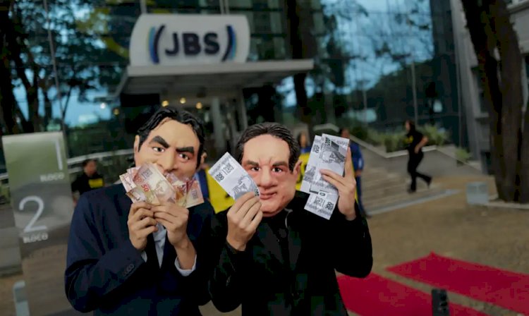 Ativistas do Greenpeace são detidos após protesto na sede da JBS