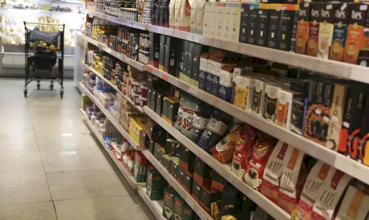 Comércio tem queda de 0,4% em abril, depois de três altas
