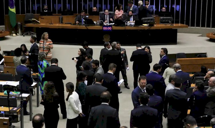 Governo ainda avalia se vai ao Supremo por IOF, diz AGU